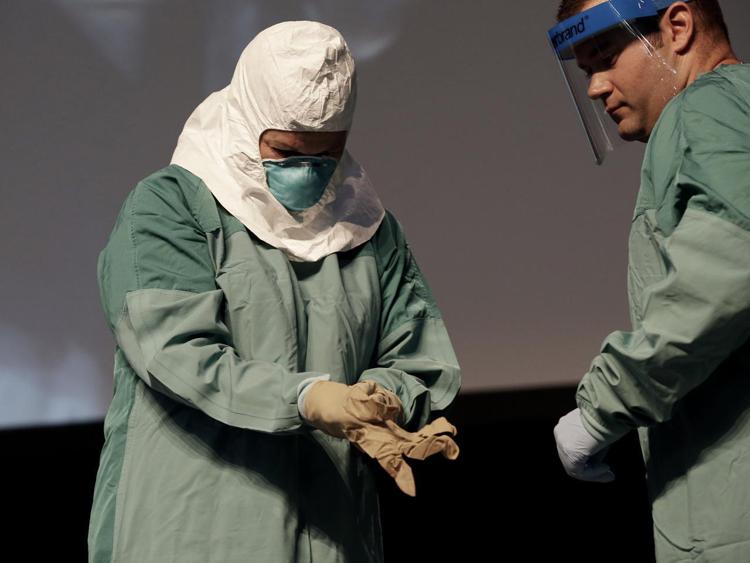 Ebola: scienziato che scoprì virus, crisi in Africa durerà tutto il 2015