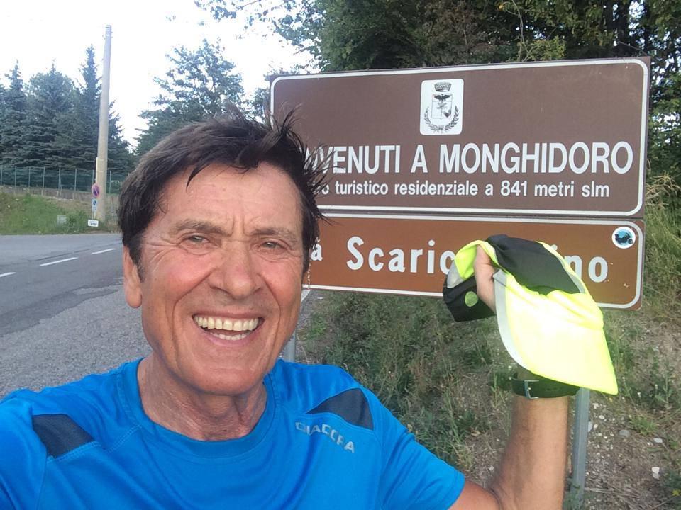 Gianni Morandi in una sosta del suo allenamento di jogging davanti all'ingresso del suo paese natale