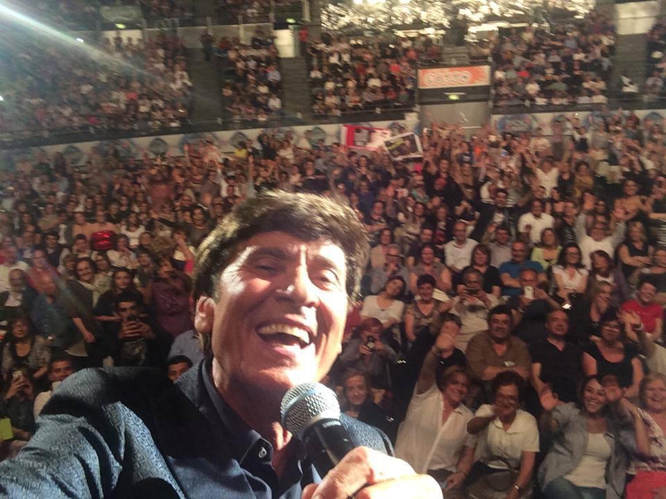Selfie di Gianni Morandi durante un concerto al Palalottomatica di Roma