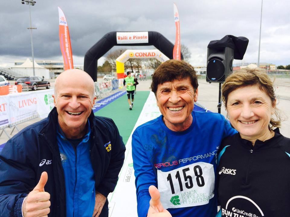 Gianni Morandi con due amici durante una maratona