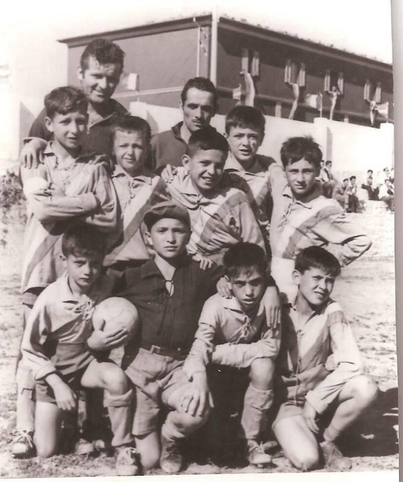 Gianni Morandi (il primo in basso a destra) nel 1954 all'inaugurazione del campo di calcio di Monghidoro