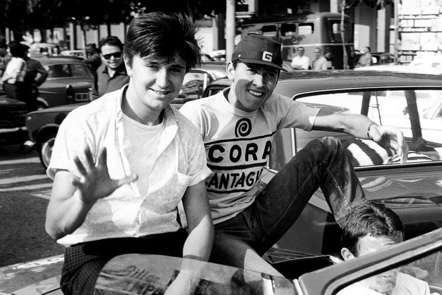 Gianni Morandi con Bobby Solo in una tappa del Cantagiro 