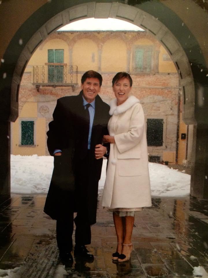 Gianni Morandi e la moglie Anna (la sua seconda moglie dopo Laura Efrikian) nel giorno delle nozze il 10 novembre 2004
