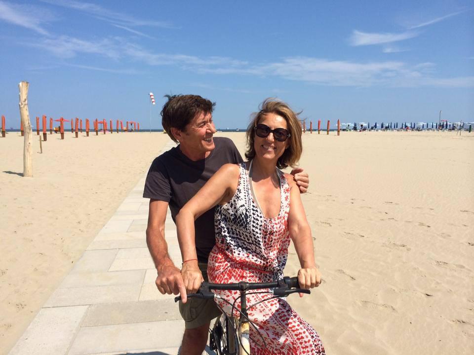 Gianni Morandi con la moglie Anna in bicicletta sulla riviera romagnola