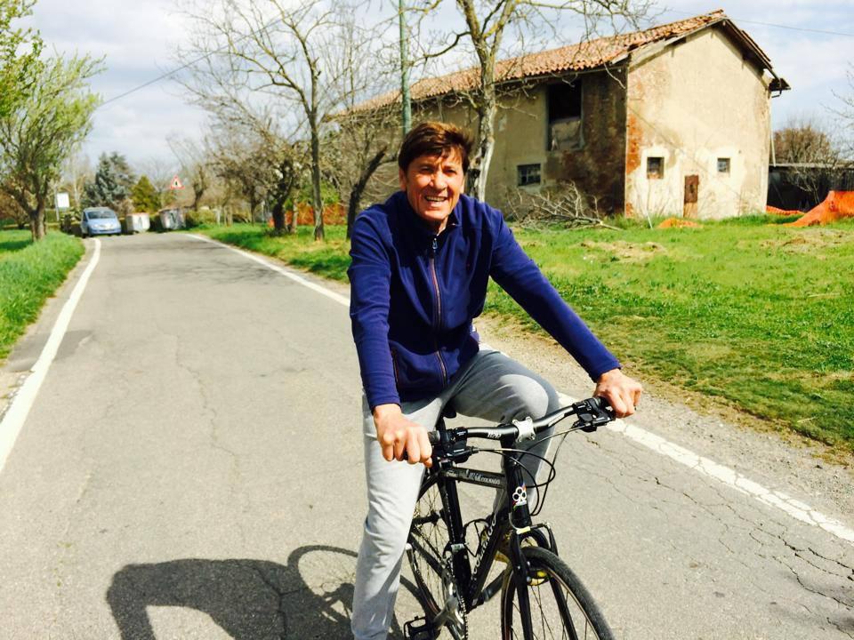 Gianni Morandi in bicicletta nella campagna intorno alla sua casa di San Lazzaro