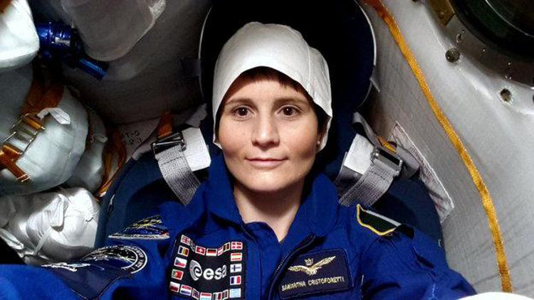 Nella foto, l'astronauta Samantha Cristoforetti nella Soyuz