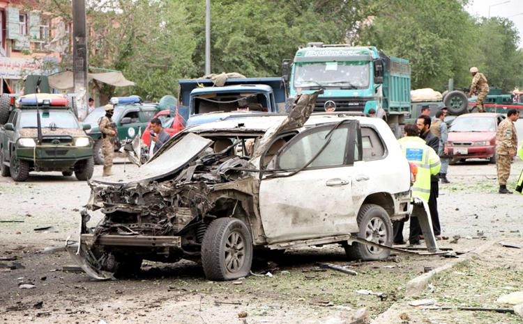 Auto distrutta da un attentato a Kabul. - (INFOPHOTO)
