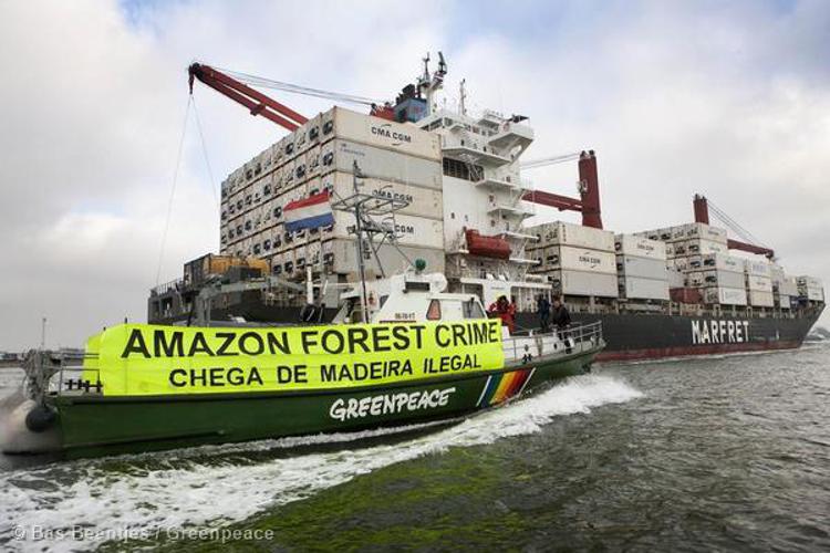 L'abbordaggio degli attivisti di Greenpeace (Foto Bas Beentjes/Greenpeace)