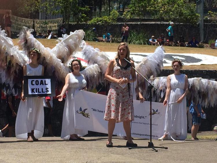 La senatrice Larissa Waters con 'I guardiani del cambiamento climatico' a Brisbane (immagine dal profilo Twitter @HollyMiller3)