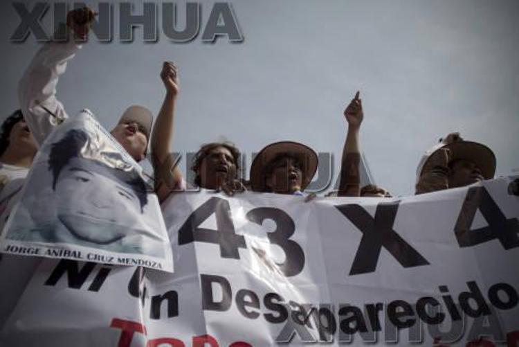 Manifestanti chiedono giustizia per gli studenti scomparsi.  (Foto Xinhua)