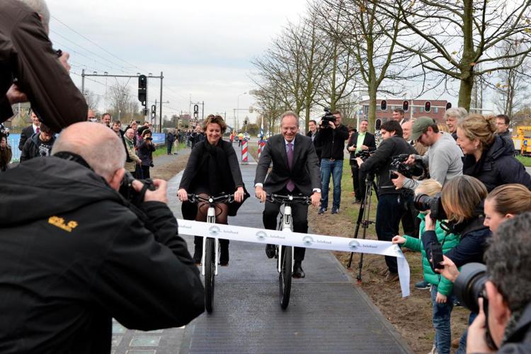 Sostenibilità: ad Amsterdam la prima ciclabile pavimentata con pannelli solari