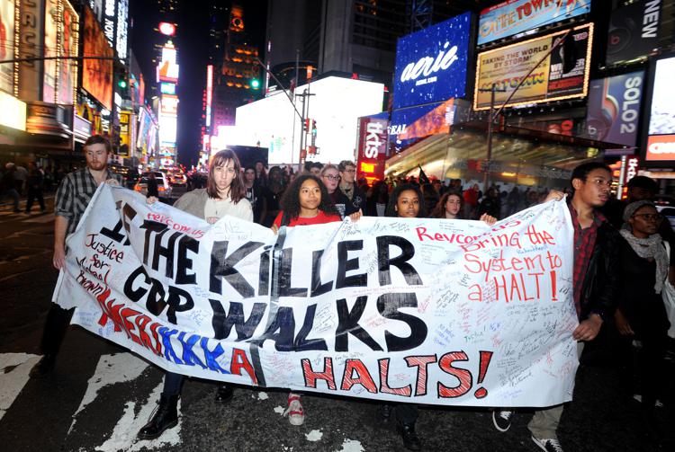 Manifestanti a Times square dopo l'annuncio della decisione del Grand jury.(Infophoto)