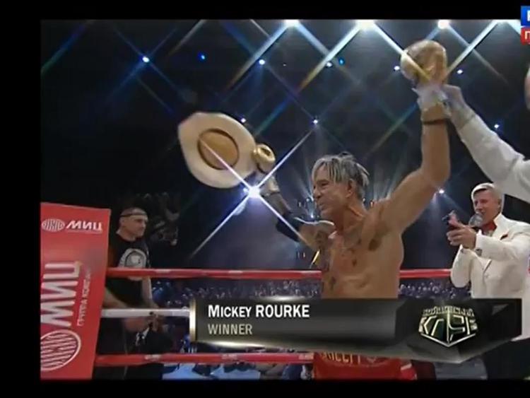 Mickey Rourke a 62 anni torna sul ring e vince/Video