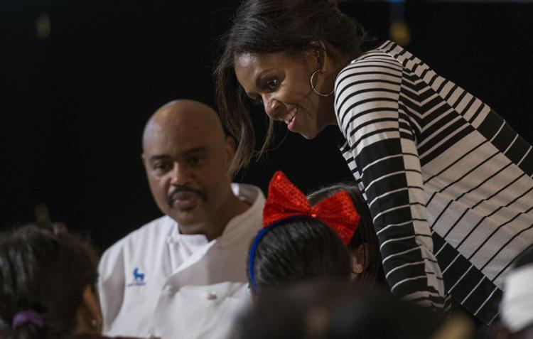 Michelle Obama insieme allo chef Curtis Aikin incontra degli studenti (Foto Infophoto) 