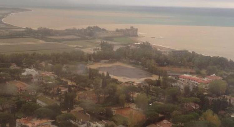 Maltempo: bomba d'acqua a Santa Marinella, residenti sui tetti