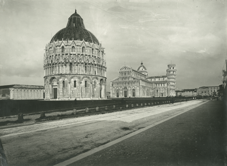 Pisa, piazza Duomo, fotografata da Giovanni Gargiolli (Foto dall'Istituto Centrale per il Catalogo e la documentazione)
