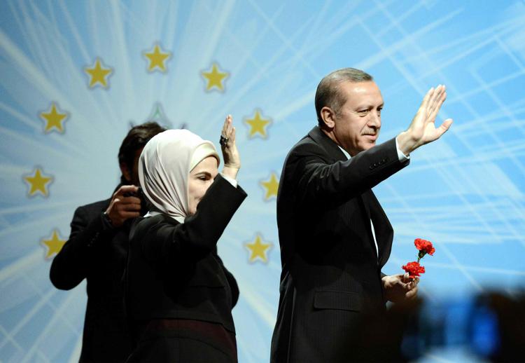 Recep Tayyip Erdogan e la moglie   Emine(Infophoto)