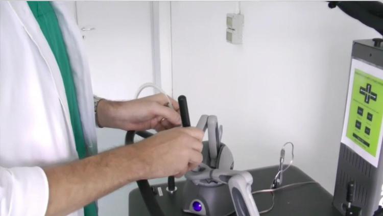 Nella foto, il neurochirurgo Alessandro Perin utilizza il simulatore computerizzato