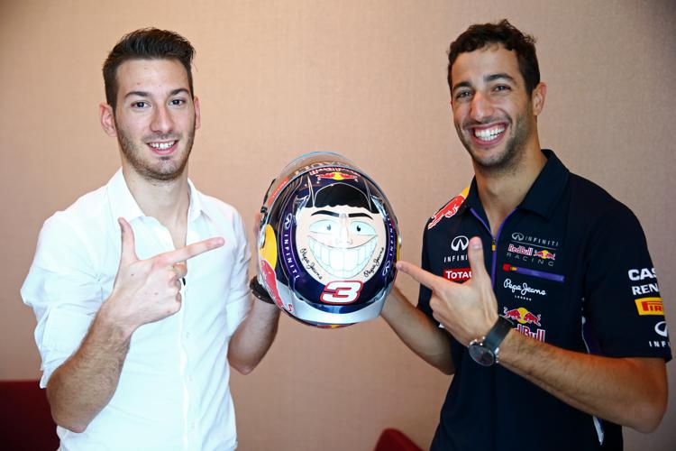 Daniel Ricciardo e giovane tifoso Andrea Menardo (Foto Red Bull)