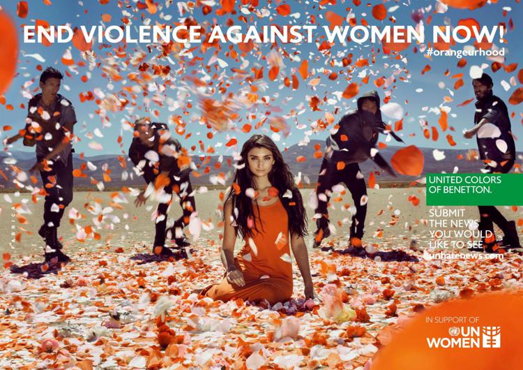 Violenza su donne: donna ‘lapidata’ con petali di fiore in campagna Benetton