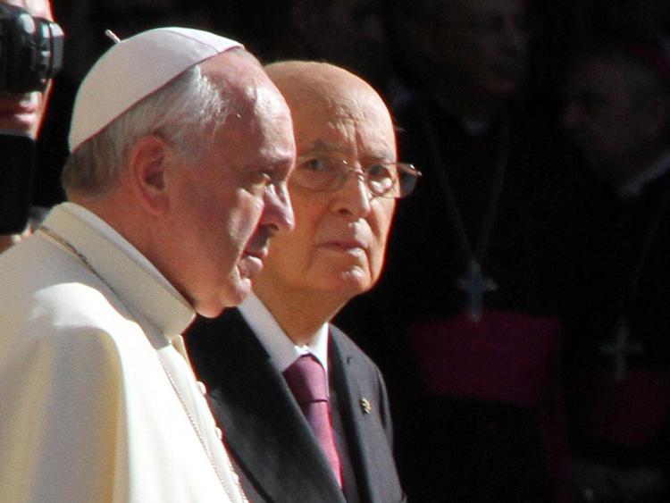 Papa Francesco con il Capo dello Stato, Giorgio Napolitano (foto Infophoto)