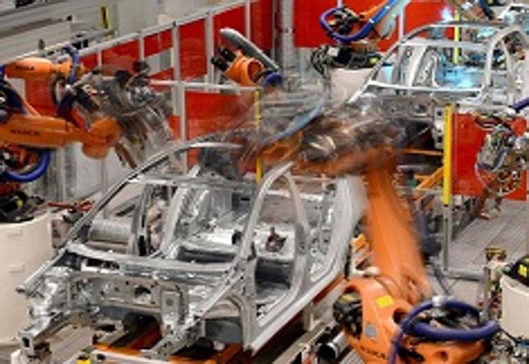 Una fabbrica di automobili (Infophoto).