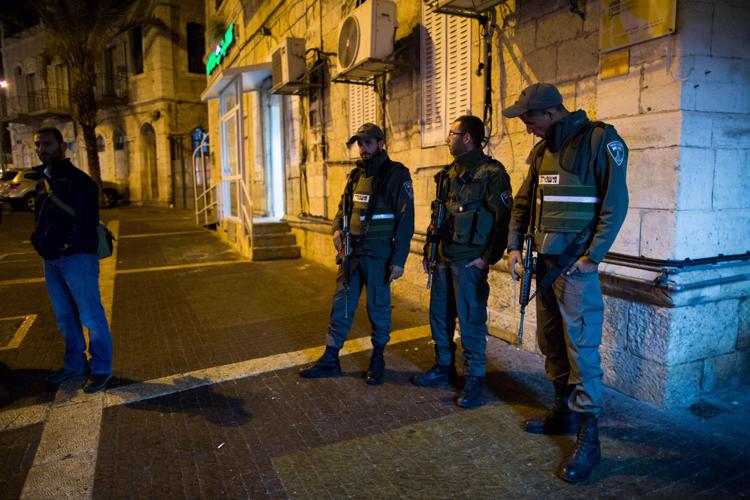 Israele reagisce: distruggere le case dei terroristi. Morto il poliziotto ferito nell'attacco alla sinagoga