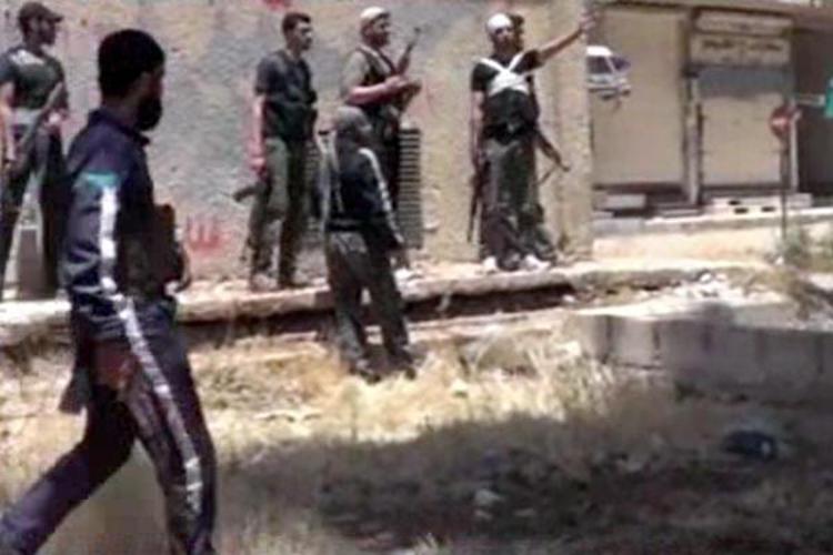 Siria: macabra scoperta vicino Daraa, fossa comune con 32 cadaveri