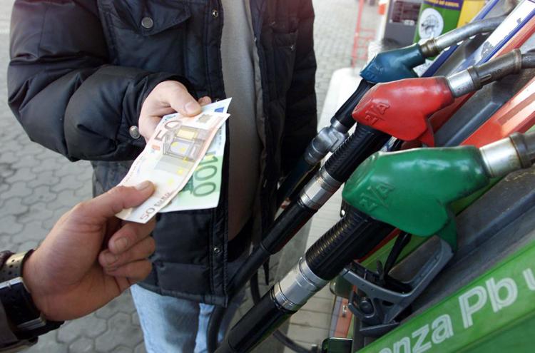 Carburanti: movimenti al ribasso, prezzi giù per Esso e Q8/Shell