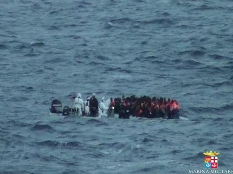 Soccorsi 10 barconi a sud di Lampedusa. Salvini su Fb: 