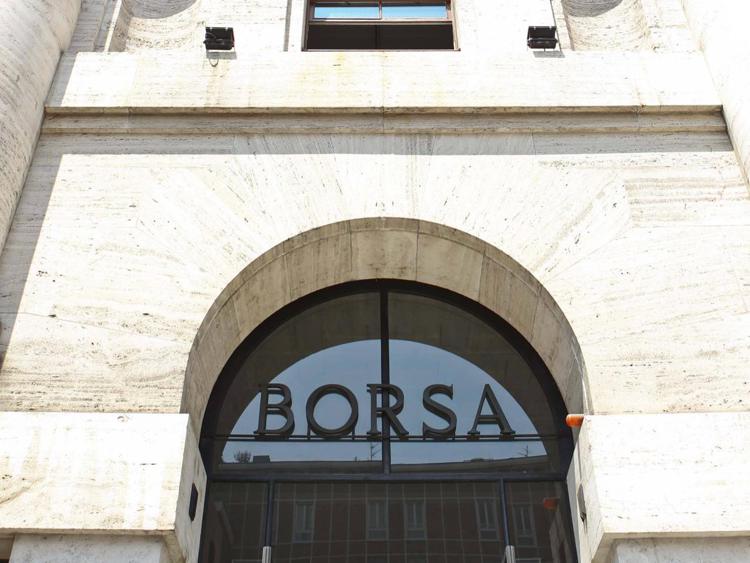 Borsa: Milano chiude in rialzo, crollano Saipem e Banca Carige