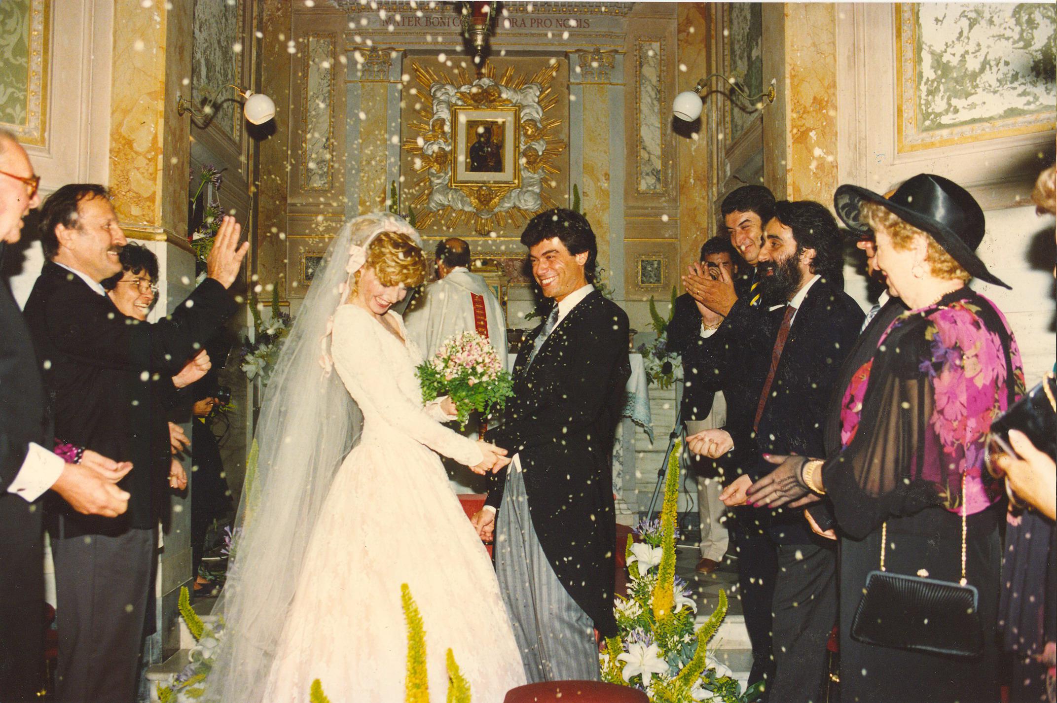 Foto dall'album di nozze di Lorella Cuccarini che ha sposato il 3 agosto del 1991 Silvio Testi 