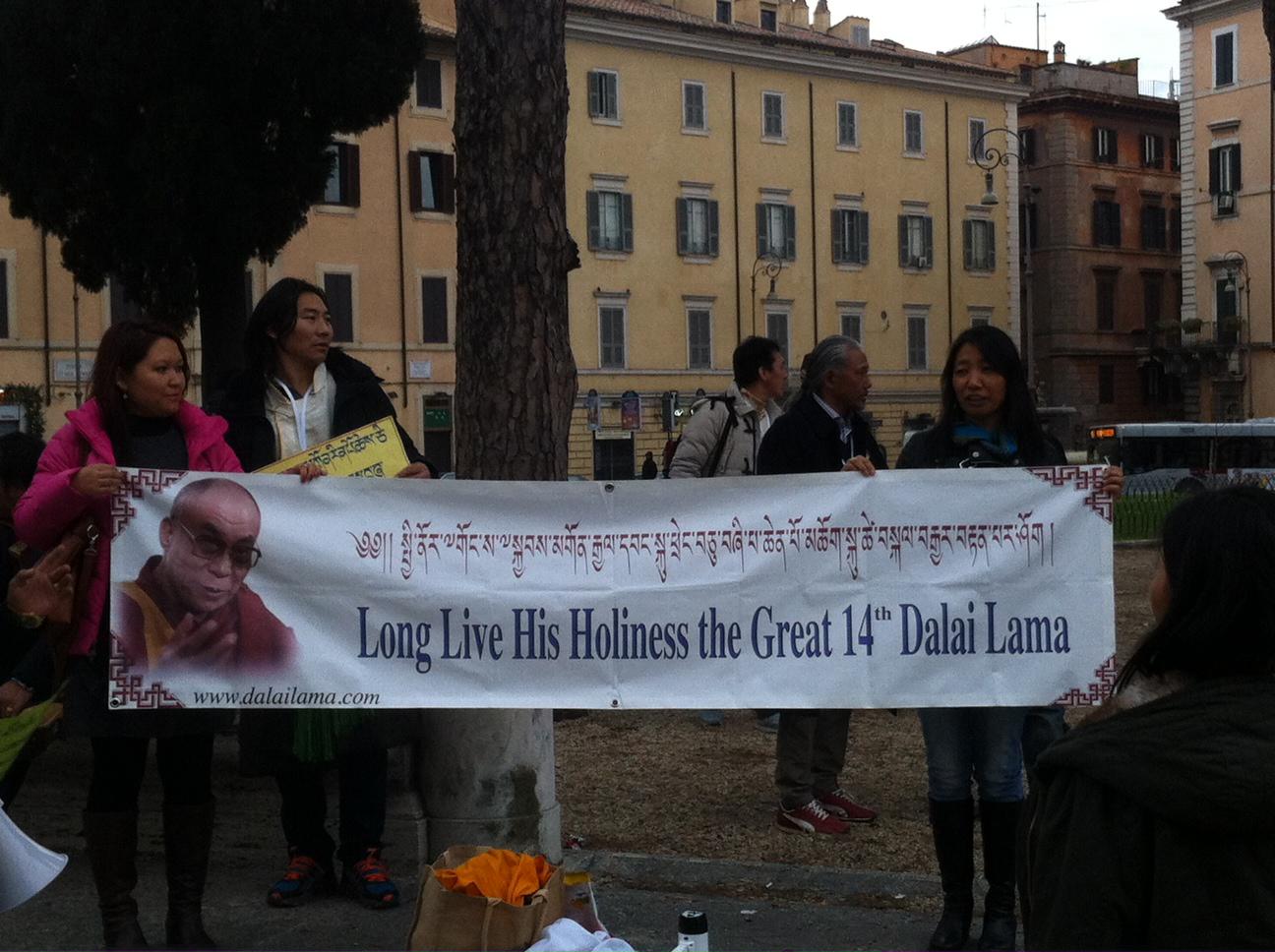 Lo striscione esposto dai manifestanti a sostegno del Dalai Lama (Adnkronos)