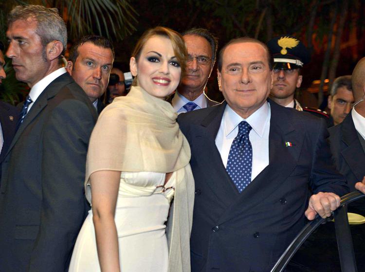 Silvio Berlusconi con Francesca Pascale (Infophoto)  