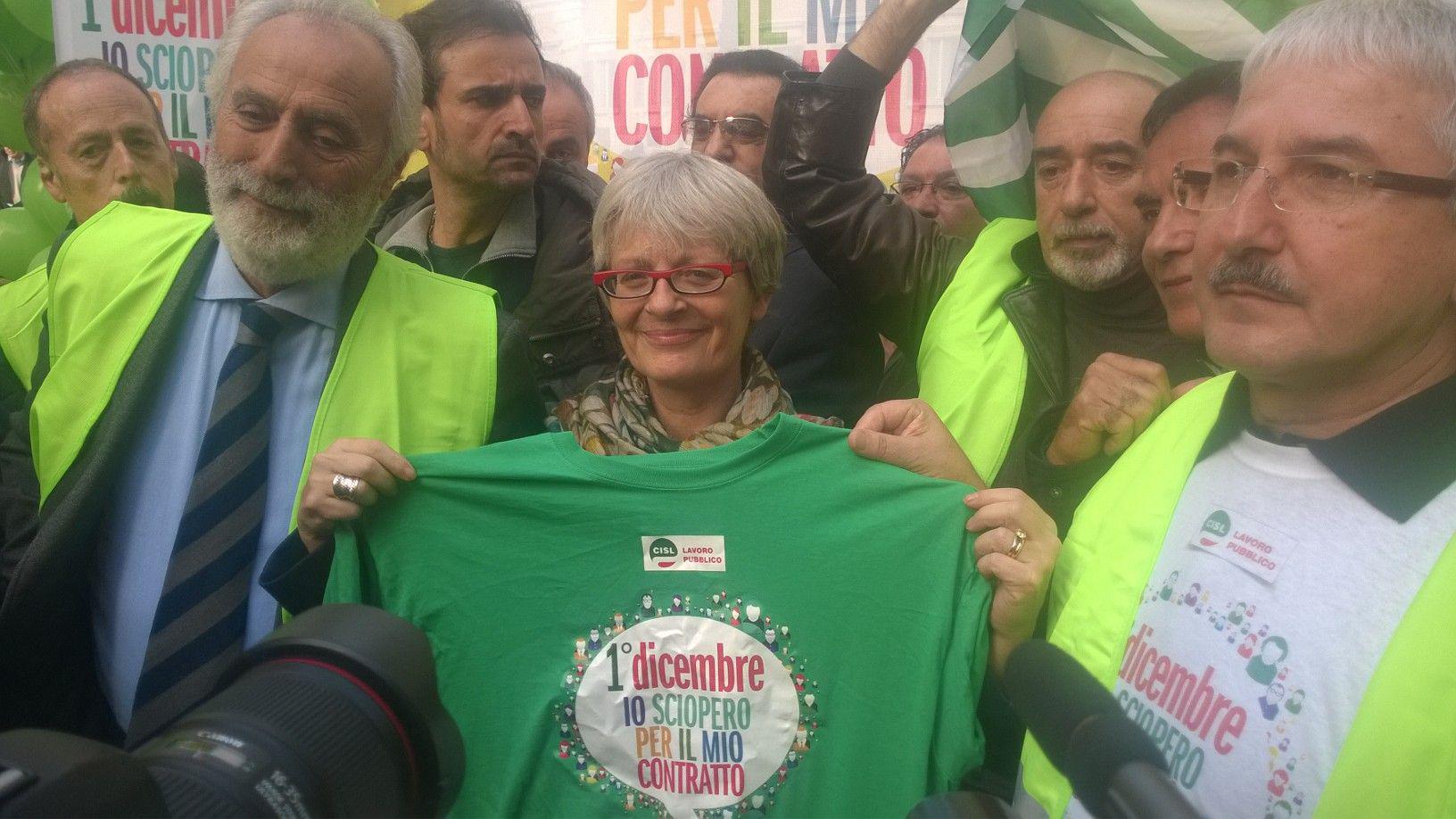 Annamaria Furlan, segretario generale della Cisl, posa con la maglietta della protesta dei lavoratori del pubblico impiego al termine del suo intervento sul palco (Adnkronos)