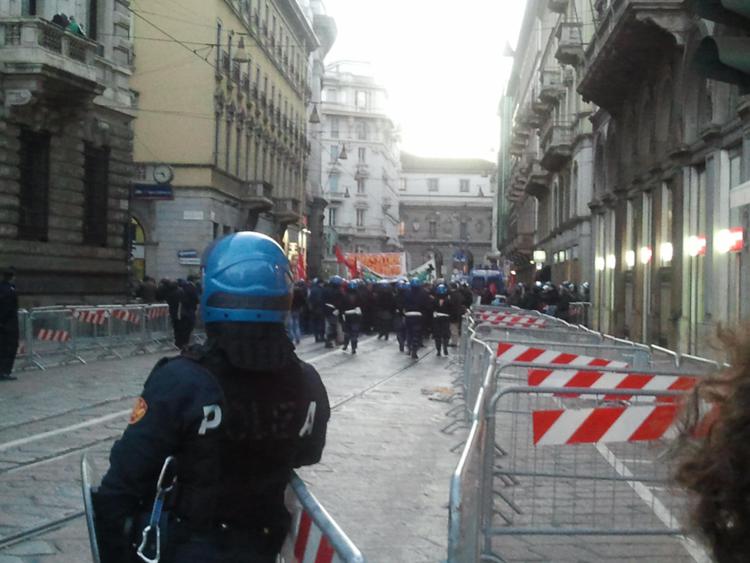Milano, scontri alla prima della Scala: polizia carica i centri sociali