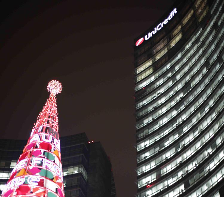 Natale: si accende l'albero di luce poliglotta di Unicredit a Milano