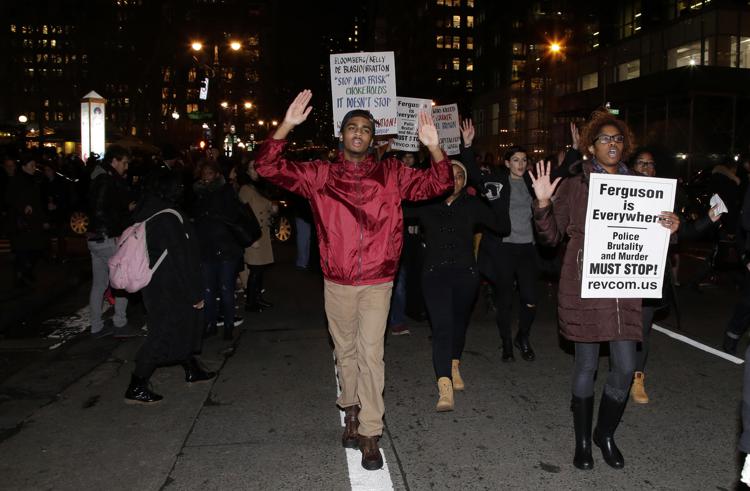 Le proteste della notte scorsa a New York (Infophoto) 