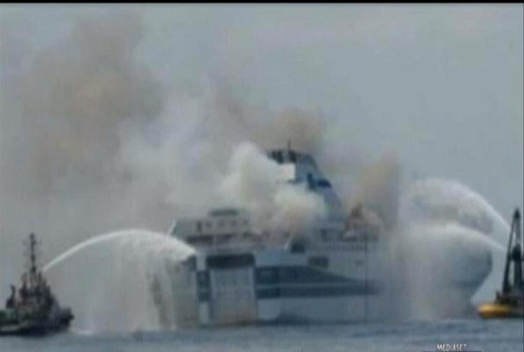 Incendio traghetto: Conapo, grave errore tagli governo a vigili fuoco