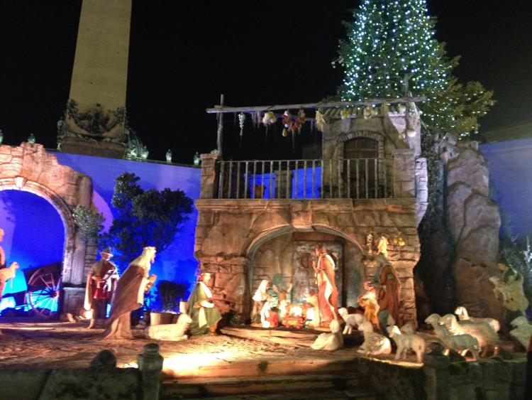 Natale: si accende l'abete in piazza San Pietro