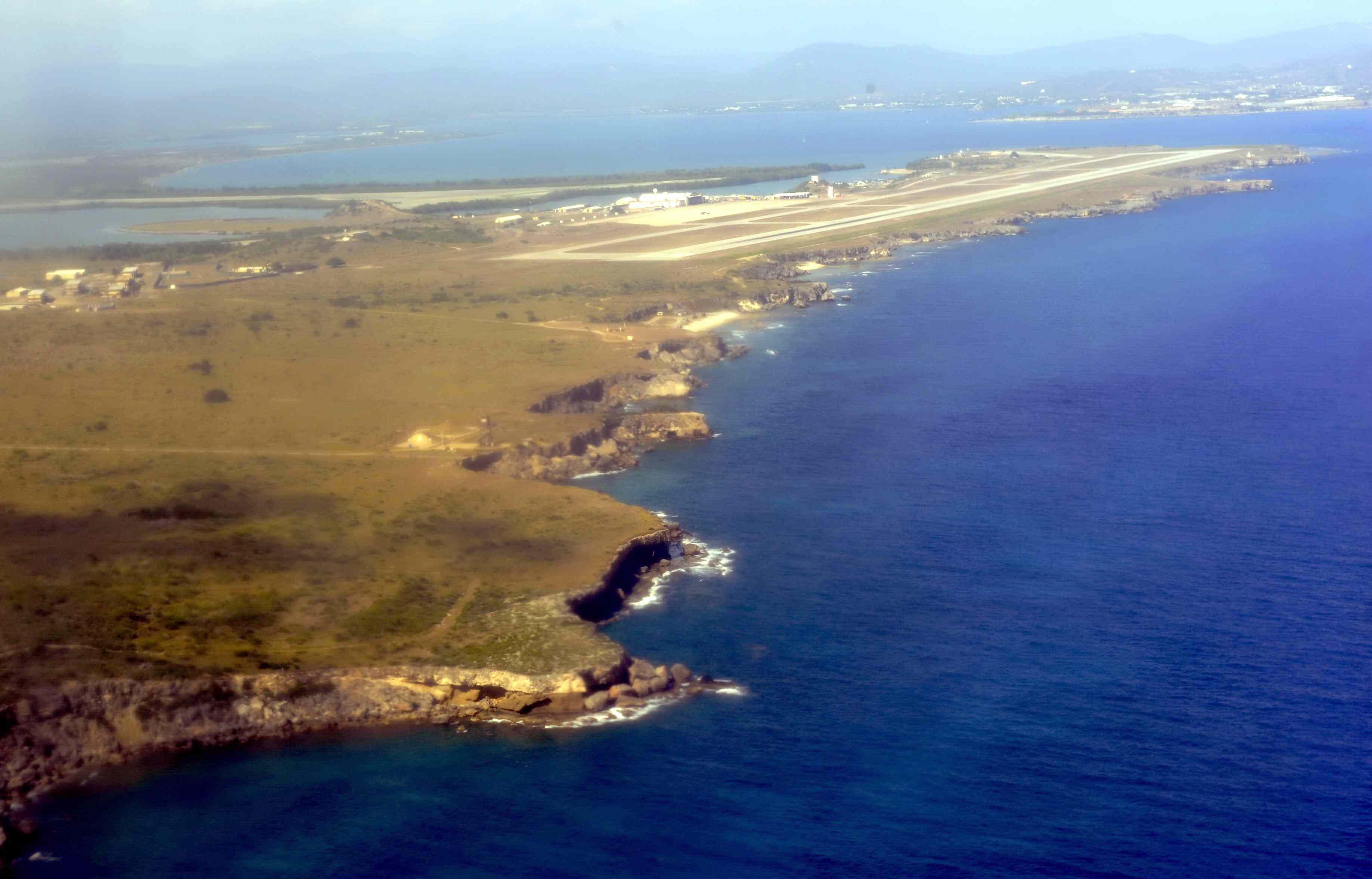 La costa cubana che ospita la base navale di Guantanamo  (Infophoto)