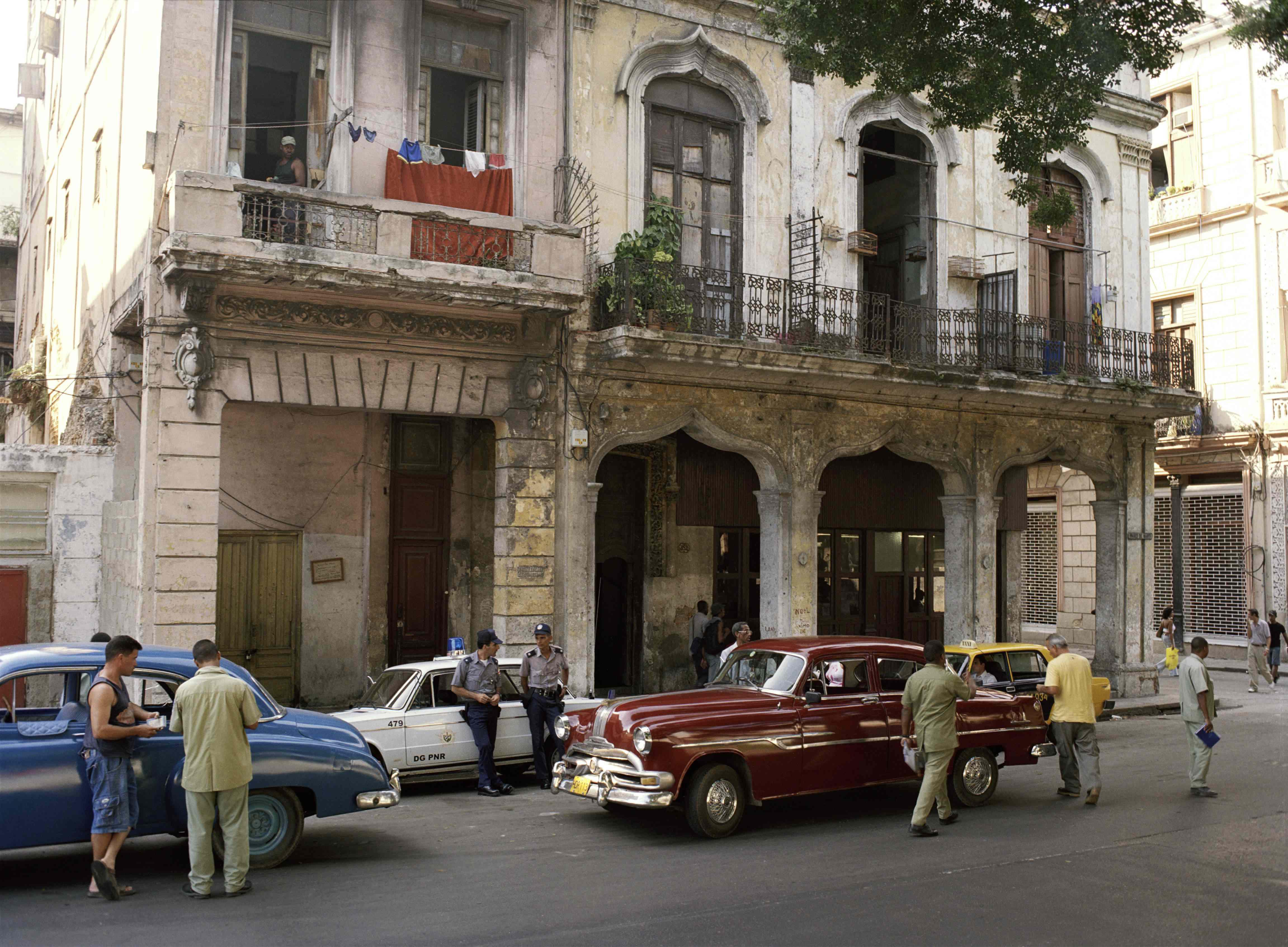 Una strada a L'Avana nel 2004 (Infophoto)