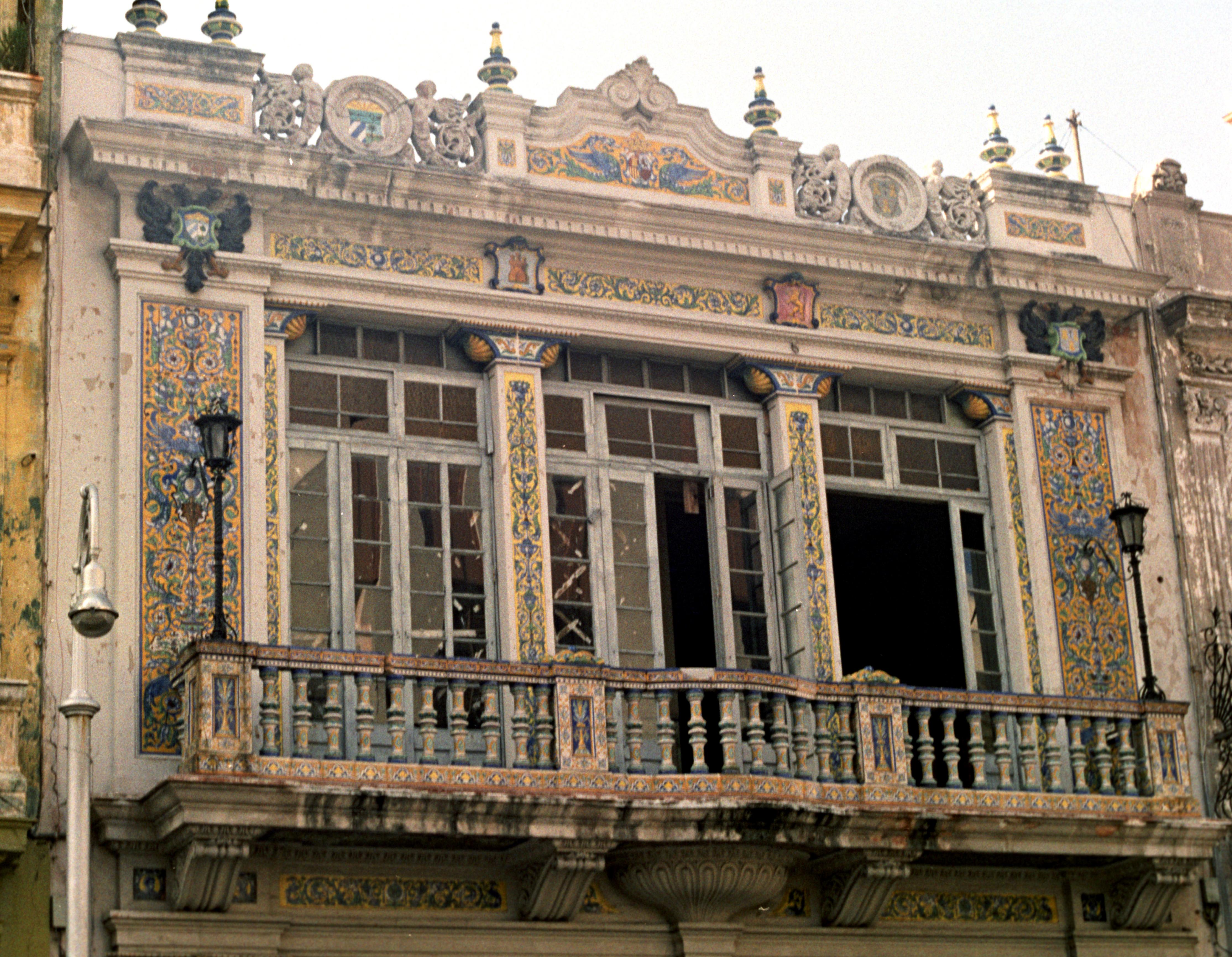 La facciata di un palazzo nella parte storica di L'Avana, 1972 (Infophoto)
