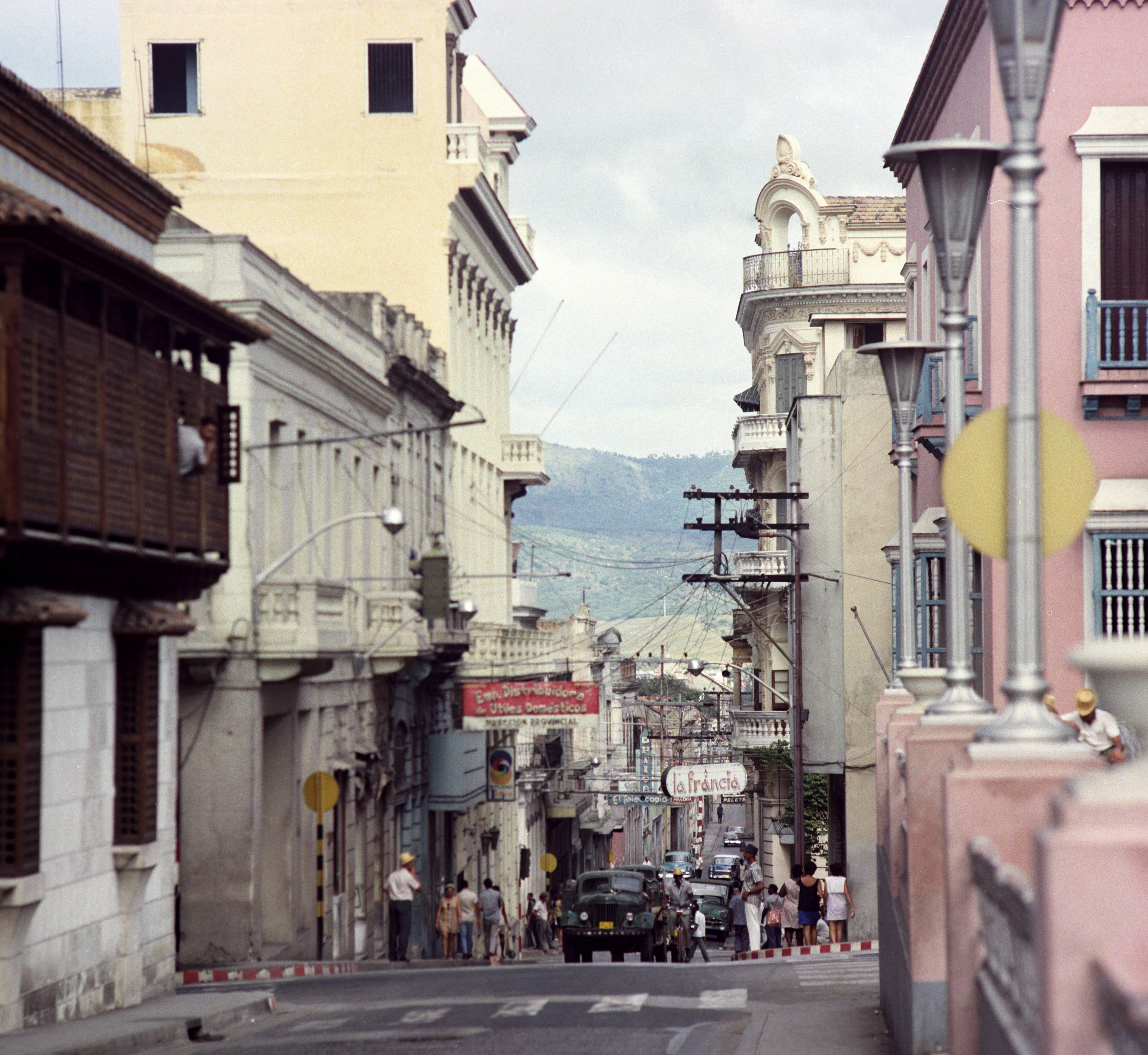 Vista di una strada nel centro di Santiago de Cuba nel 1972 (Infophoto)