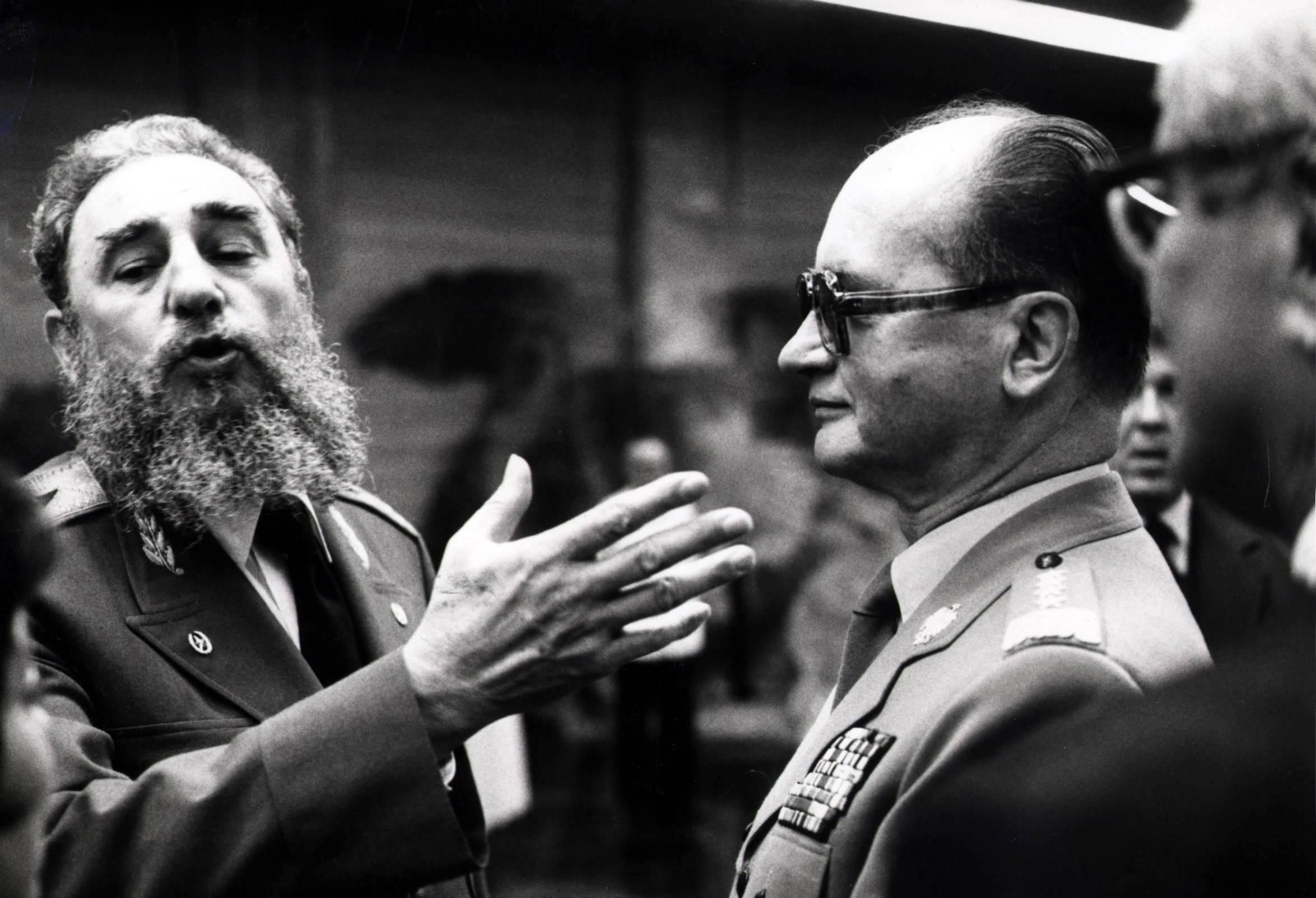 Fidel Castro e Wojciech Jaruzelski nel 1985 (Infophoto)