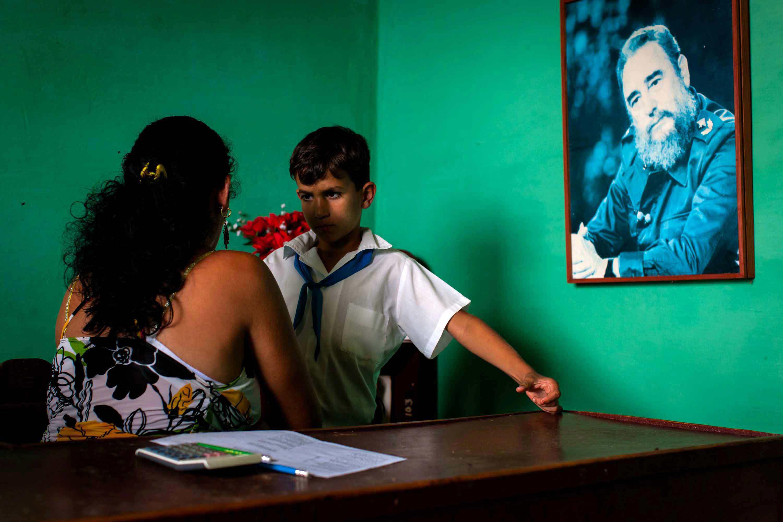 Un ragazzo aspetta sua madre che lavora in una fabbrica di tabacco di Pinar del Rio (Infophoto)