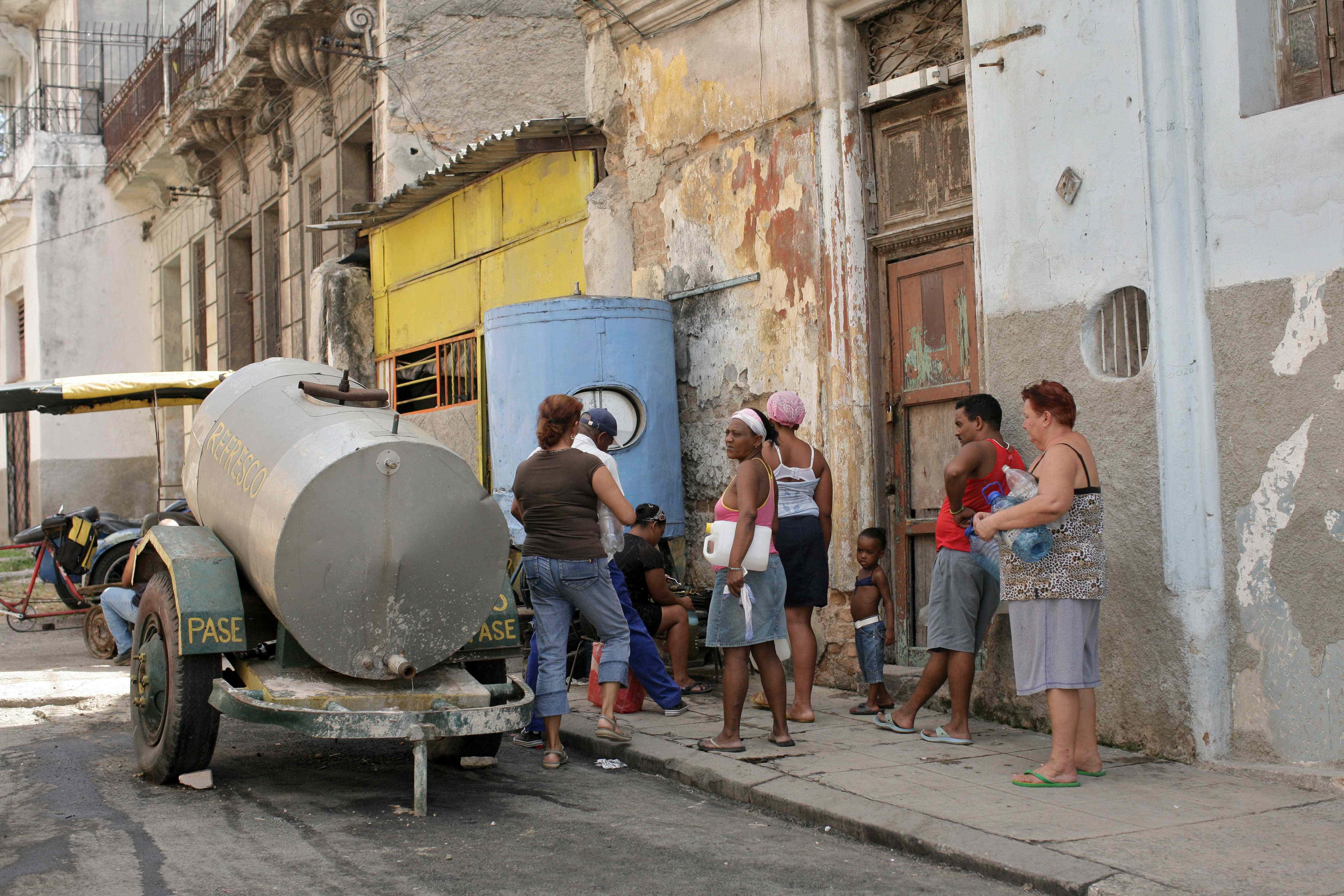 Un gruppo di persone attorno ad un serbatoio di acqua potabile, Avana 2009 (Infophoto)