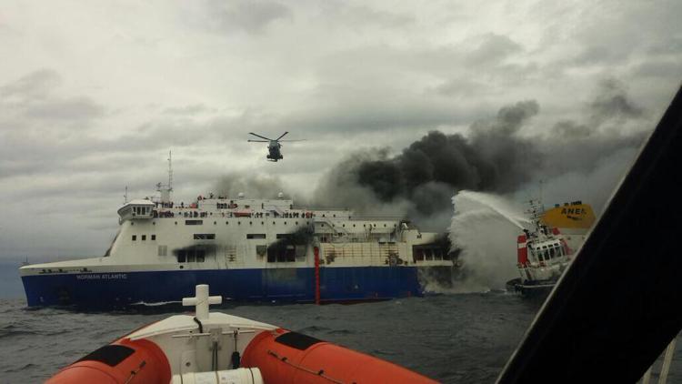 Incendio sul traghetto, 10 morti. Evacuati 427 passeggeri. Lupi: 