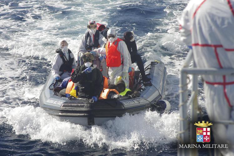 Migranti, in 400 sbarcano a Pozzallo: c'è un morto. Salvati altri 900 che arrivano a Messina /