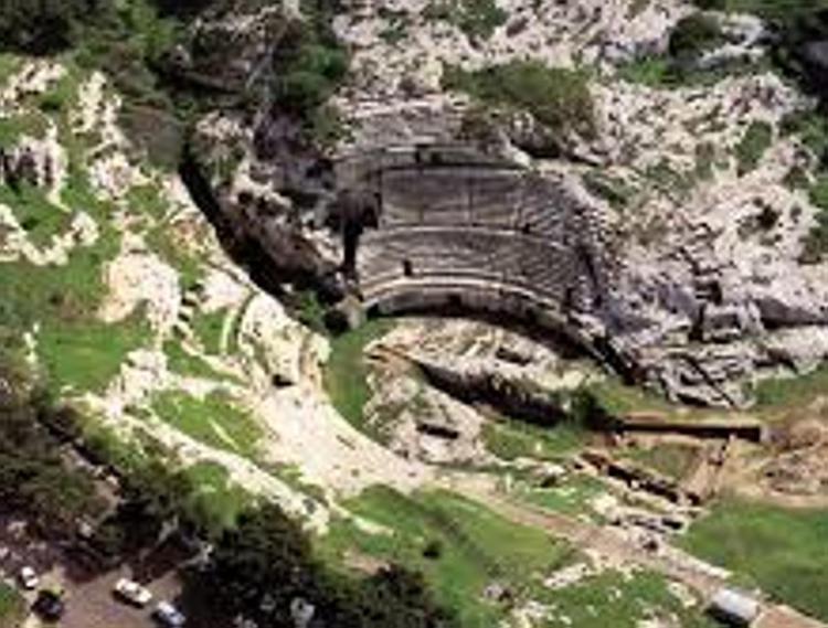 L'anfiteatro romano di cagliari (Foto Wikipedia)